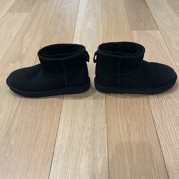 Girls Ultra Uggs - black - size 4 - Picture 3 of 6